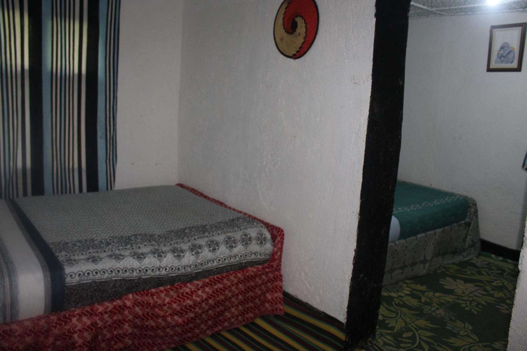 Under Volcanoes View Guest House Nyarugina Экстерьер фото
